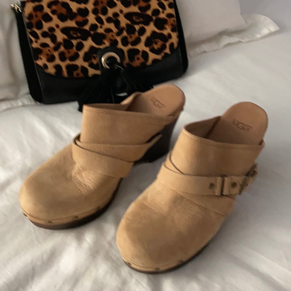 UGG wood clogs w/ fur inside sz 9 great condition